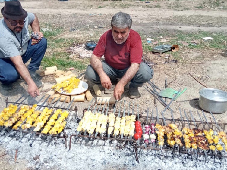 طبخ غذاهای کبابی با منقل صحرایی در طبیعت همراه خانواده
